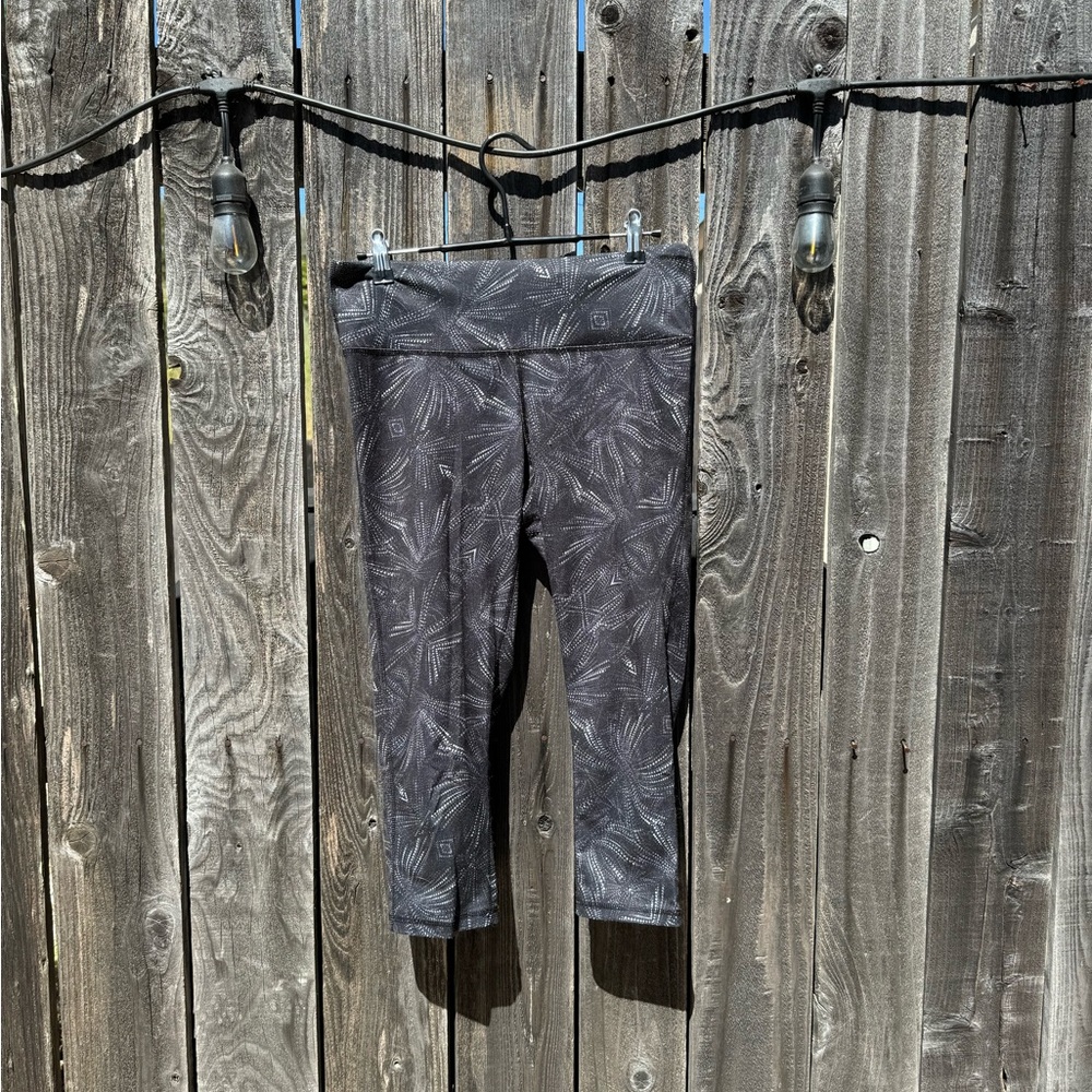 3/$15 CLEARANCE Black and Grey Pattern Champion capri crop leggings size medium